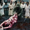 女人被鬼子绑住按在铁板上来回翻滚，而铁板上面布满了锋利的铁钉