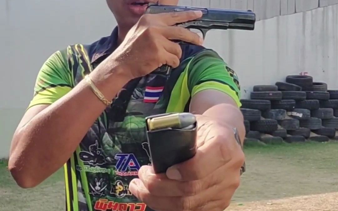 泰国博主试射北方工业213B式手枪，好评！