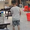 小男孩刚和小鸡成为朋友，没想到缘分如此短暂