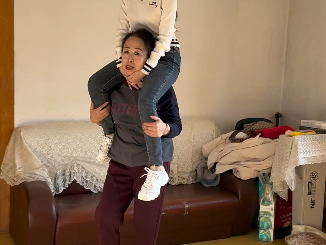 女大学生骑脖子