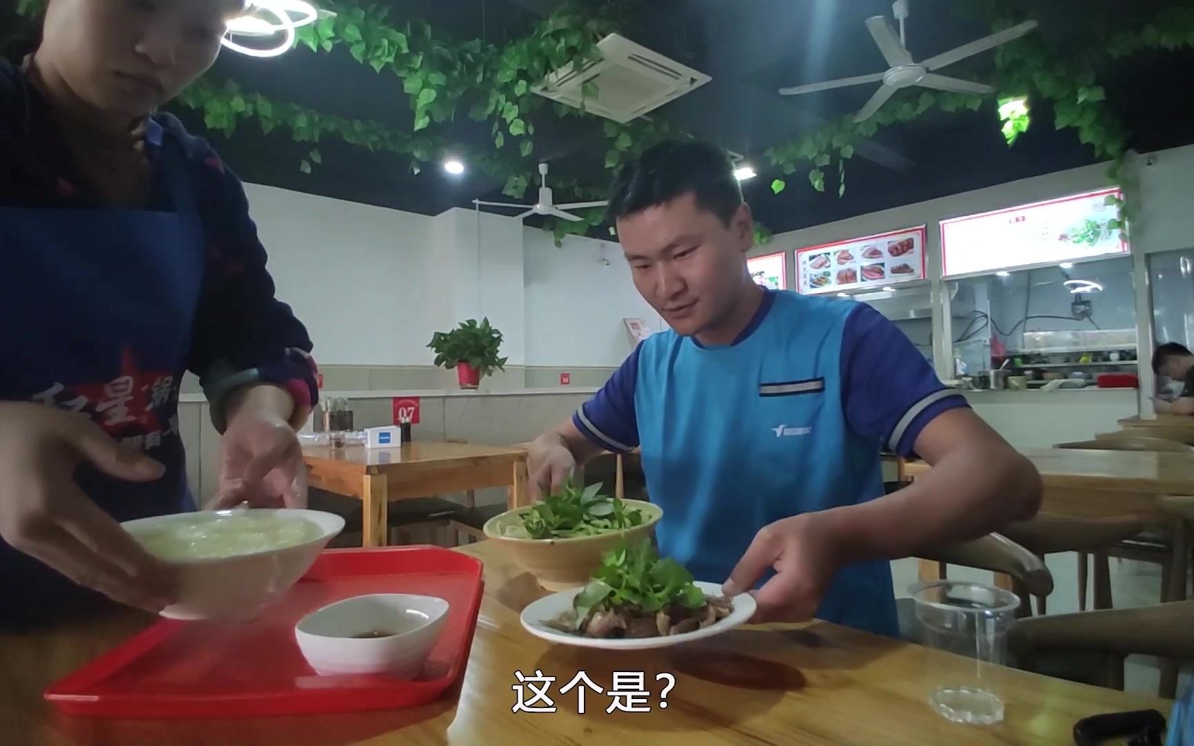 入味哥下馆子吃格拉条配猪头肉搞碗鸡蛋汤女老板以为来单了看饿了