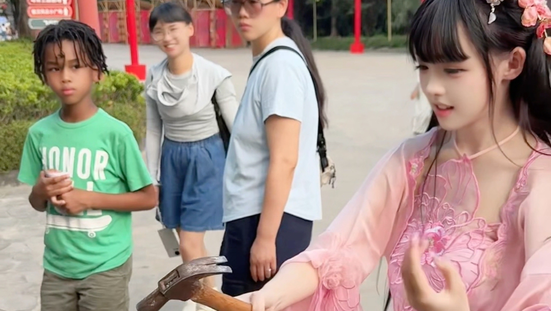 小孩：这个姐姐不太聪明的样子
