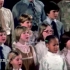 70年代美国儿童用中文高唱《我爱北京天安门》，小平同志在聆听。