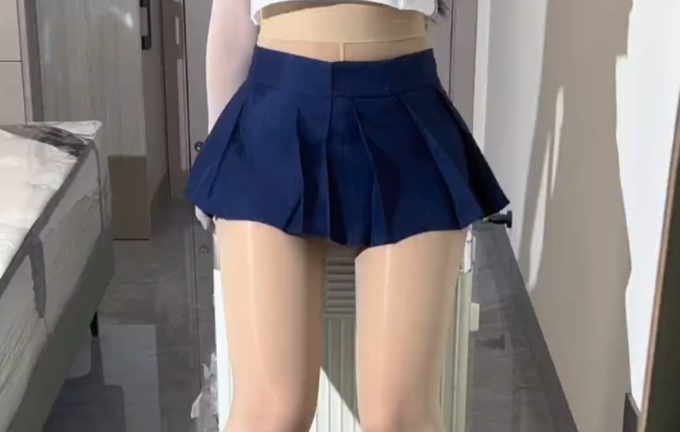 Shiny meat with white gloves is great.