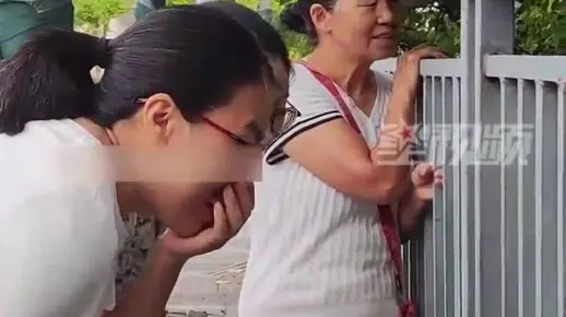 幼儿园开学全国家长统一姿势