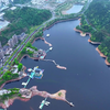 千岛湖由1086个人工岛屿组成，错落有致的排列驻扎在湖面上，从高空俯瞰，犹如一副气势磅礴的山水画