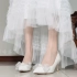 纯白色的蝴蝶结高跟鞋好适合当婚鞋呀，配上白白的婚纱太有内味了！鞋面有闪粉，很精致吖～