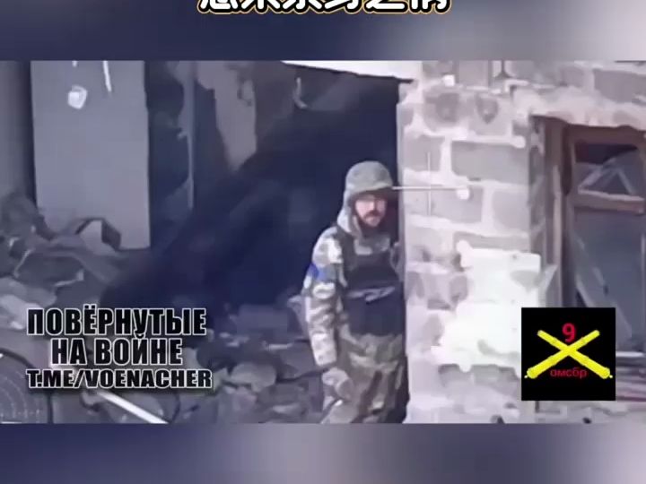 俄军攻克乌军阵地后，从地洞里揪出俩乌军军官。-