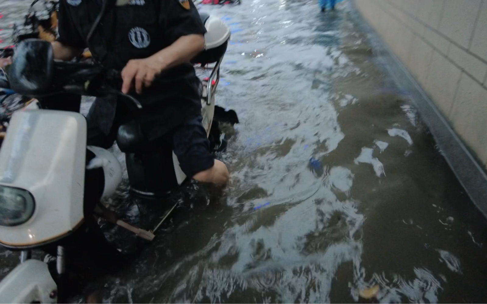 上海长宁区暴雨后积水到小腿,浪打过来我都站不稳哔哩哔哩bilibili