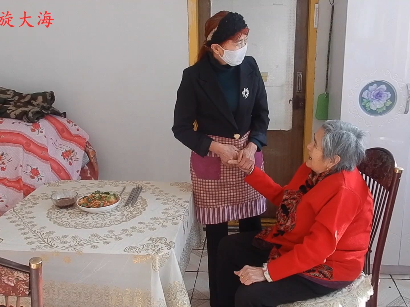 71岁老妈请84岁岳母吃饭，5个人炒10个菜，大海照顾岳母19年了