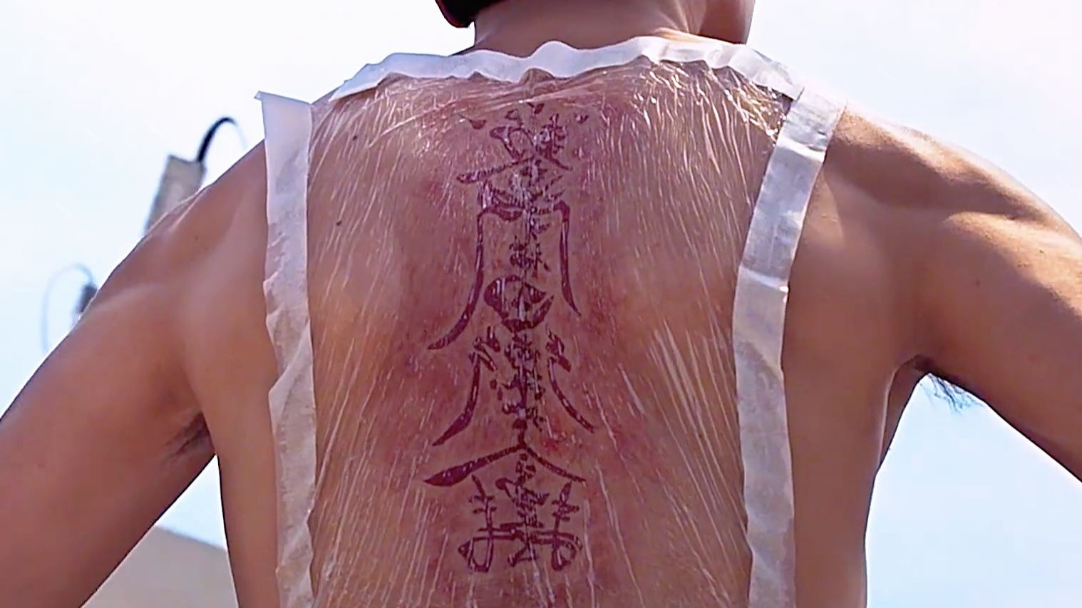 ”害怕会得精神病，在后背纹了一道百病不侵符，正常人是做不出来这种事的“《命案》