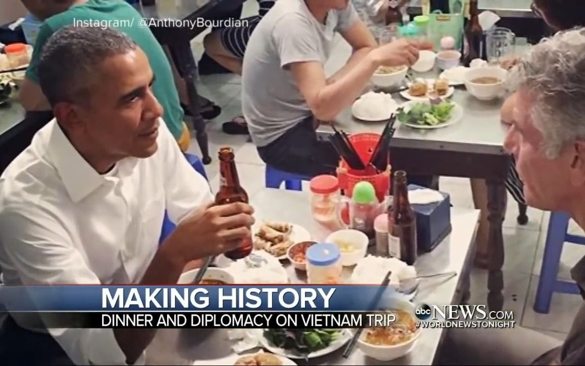 奥巴马吃越南河粉喝冰啤酒