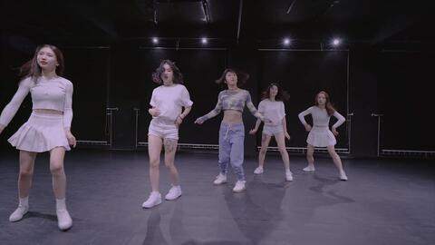 跳舞的小姐姐跪着跳 eb238525c88f632ccf35675141e0eb5d98fccfbe.jpg@480w_270h_1c