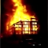 美国黑人死亡案引发激烈抗议活动  警局附近大楼被烈火烧塌