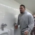 WWE巨兽在厕所被人羞辱，最后还被指虎KO！