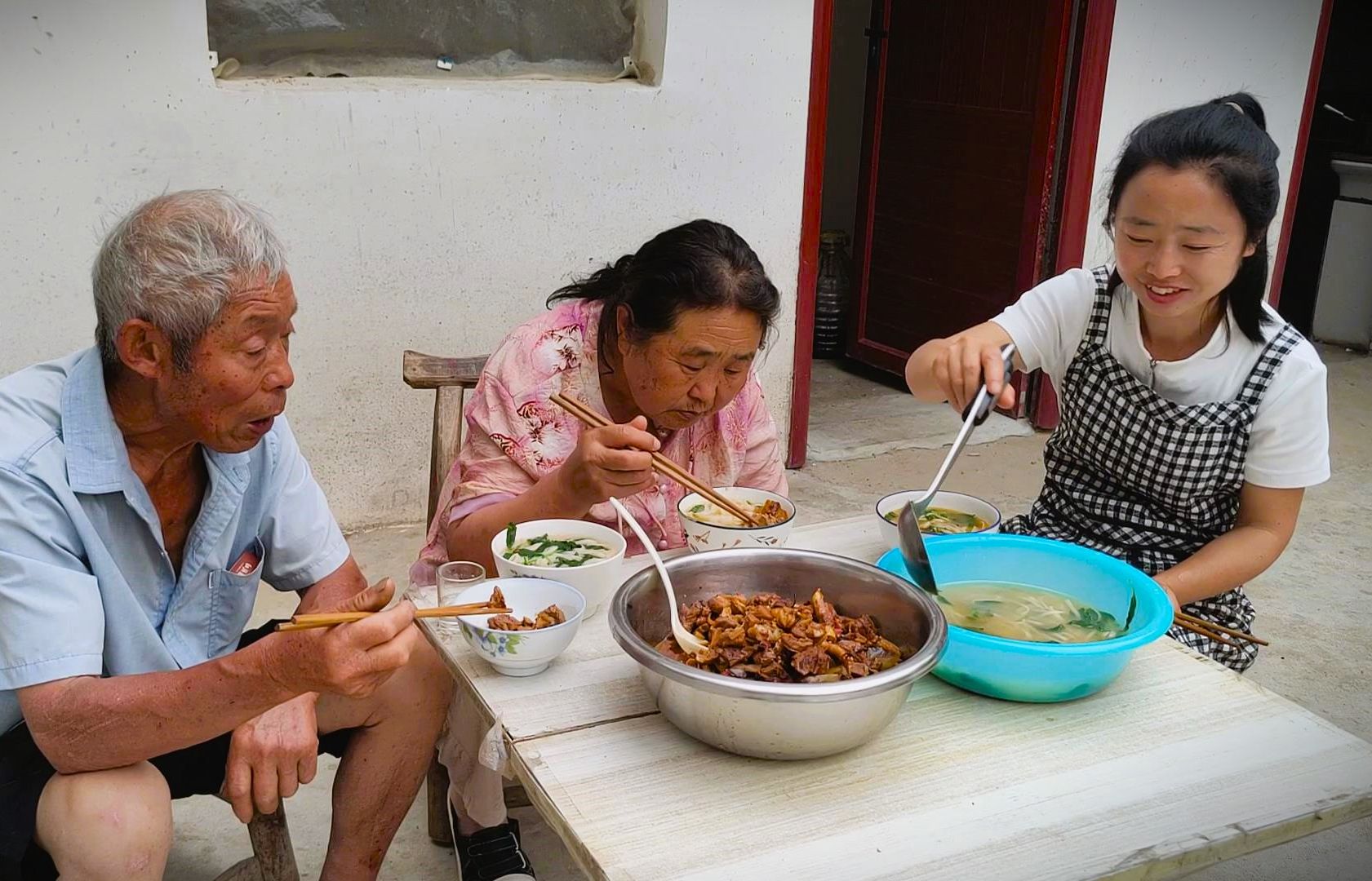 农村媳妇回娘家，用柴火锅给爸妈做红烧牛腩吃，软烂又入味太香了