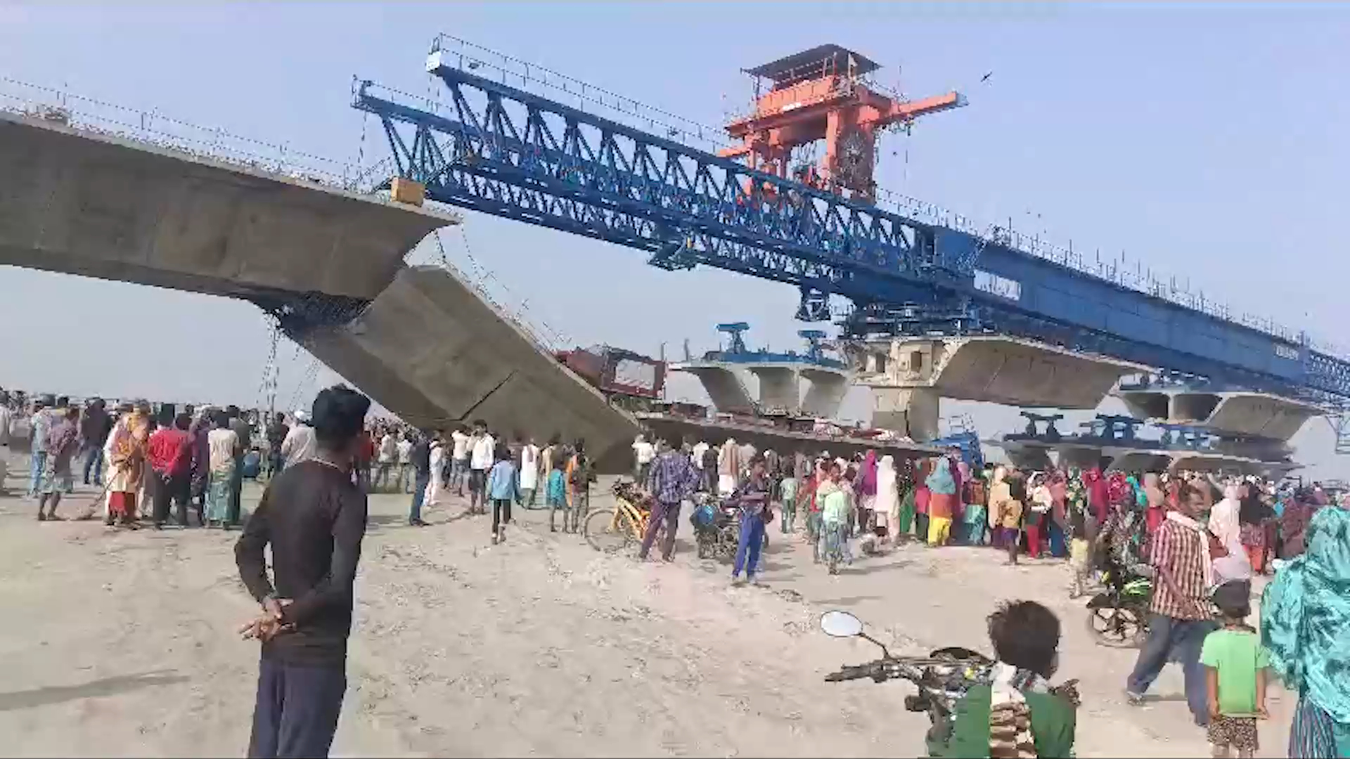印度又一座在建大桥坍塌 已造成1死10伤，超30人被困
