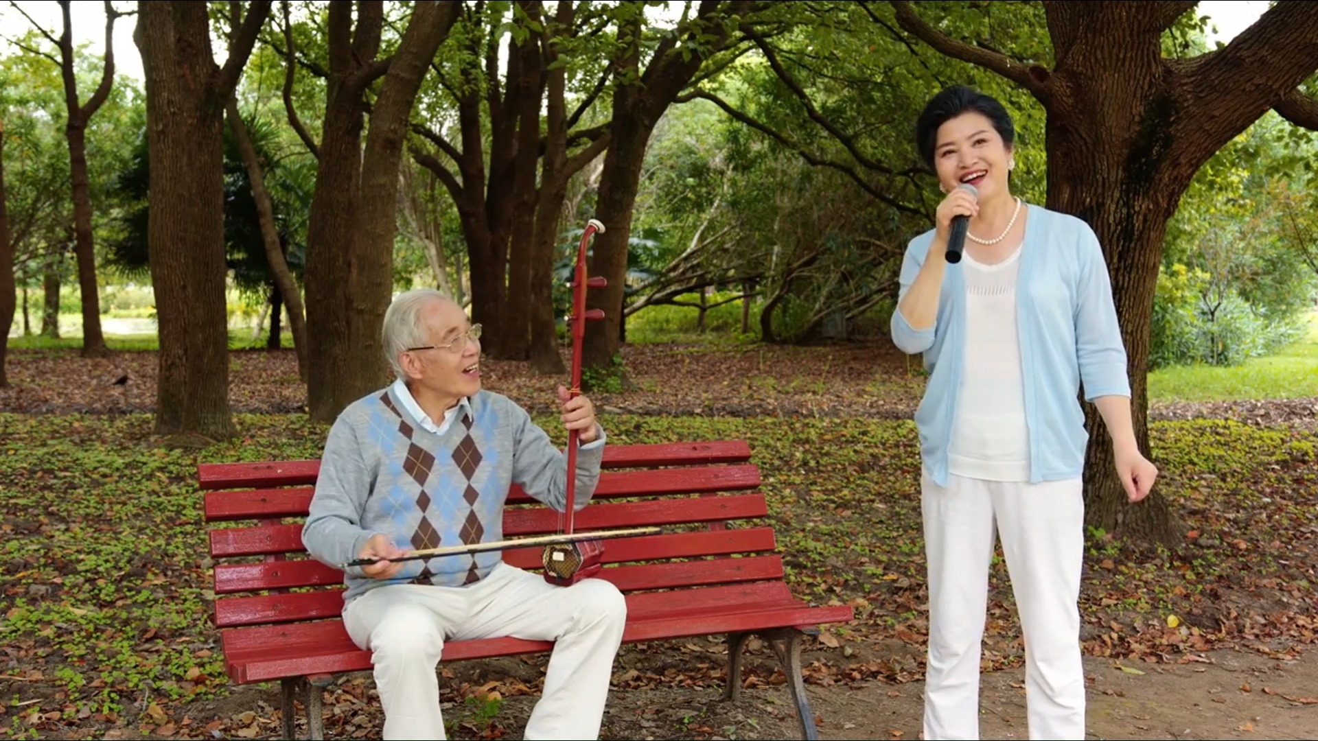 【空镜素材】老人唱歌