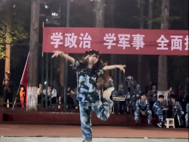 小偶像入侵军训晚会