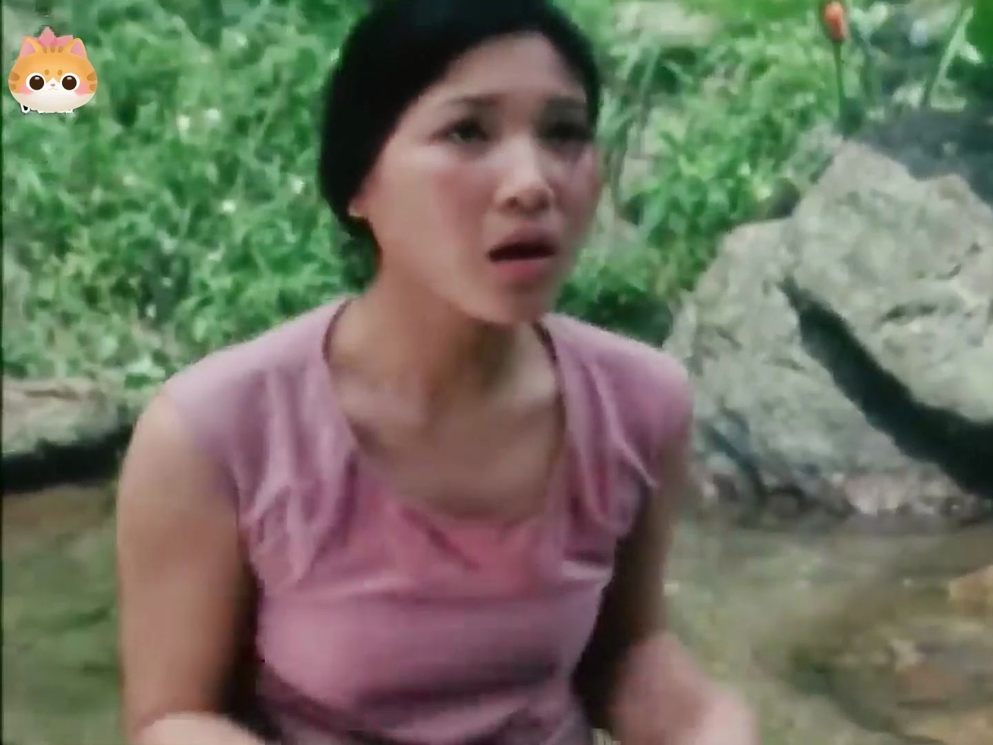 越南的战争片：人妻和女兵在河边洗澡被猴子兵觊觎