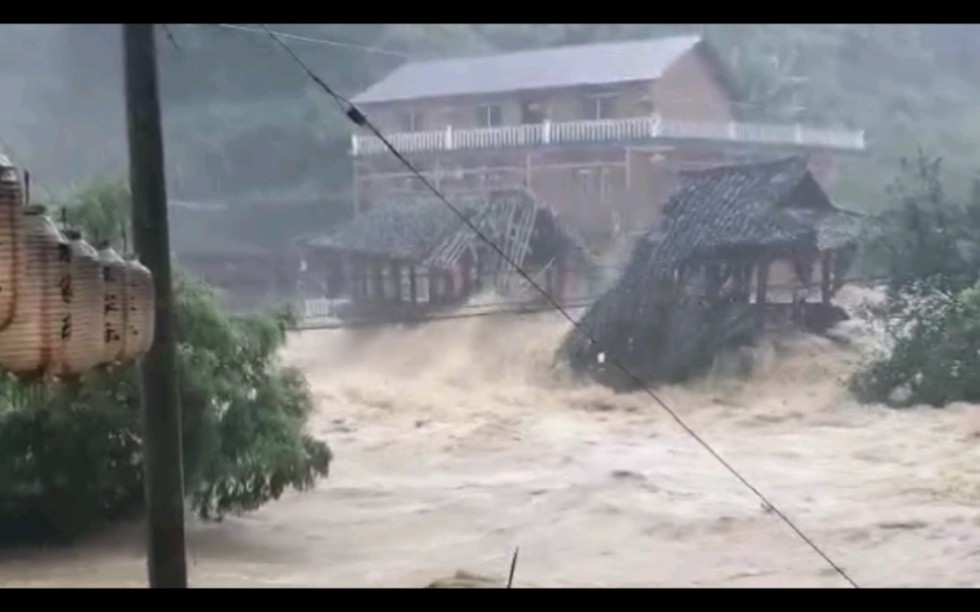亲眼看着陪伴村民几十年的风雨桥被洪水冲跨，村民竟哭了