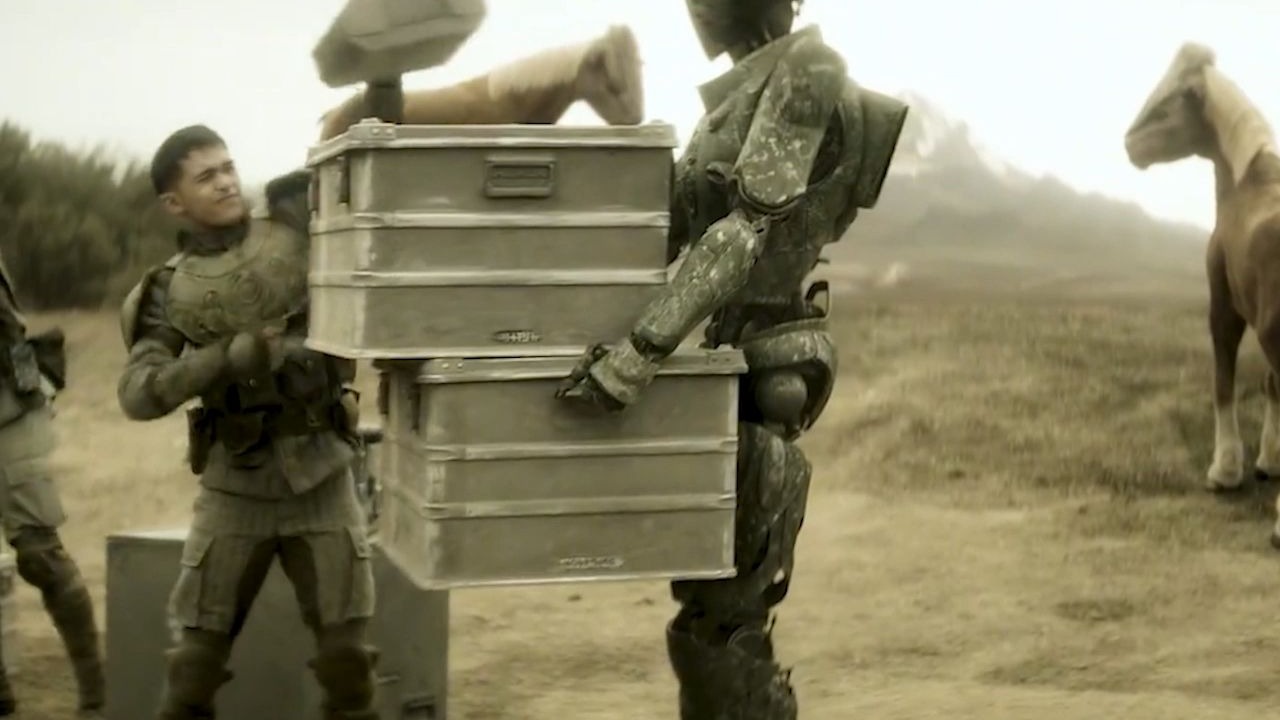 士兵故意朝着正在工作的机器人开枪，测试机器人会不会反击《月球叛军》