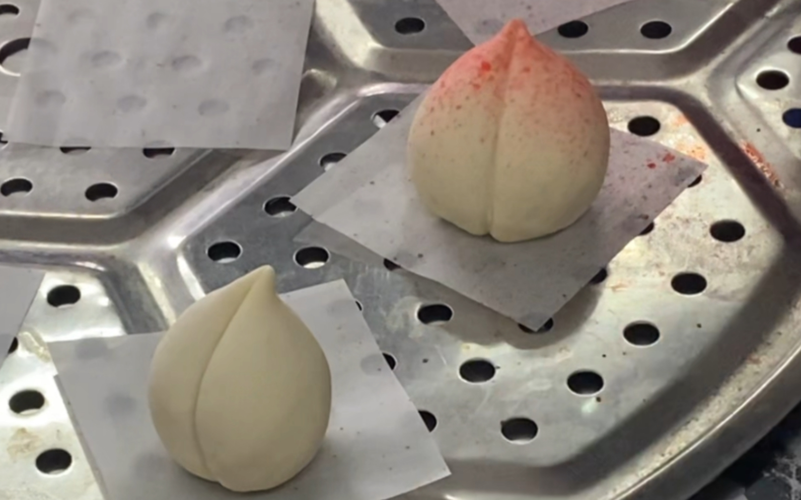 奶黄馅包子——象形寿桃包的造型过程，简单易做～