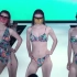 三位高挑白皙的超模泳装走秀，性感身材优雅气质，用身材演绎时尚