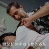 继父趁着女孩睡着偷偷爬上床，不料女孩自甘堕落