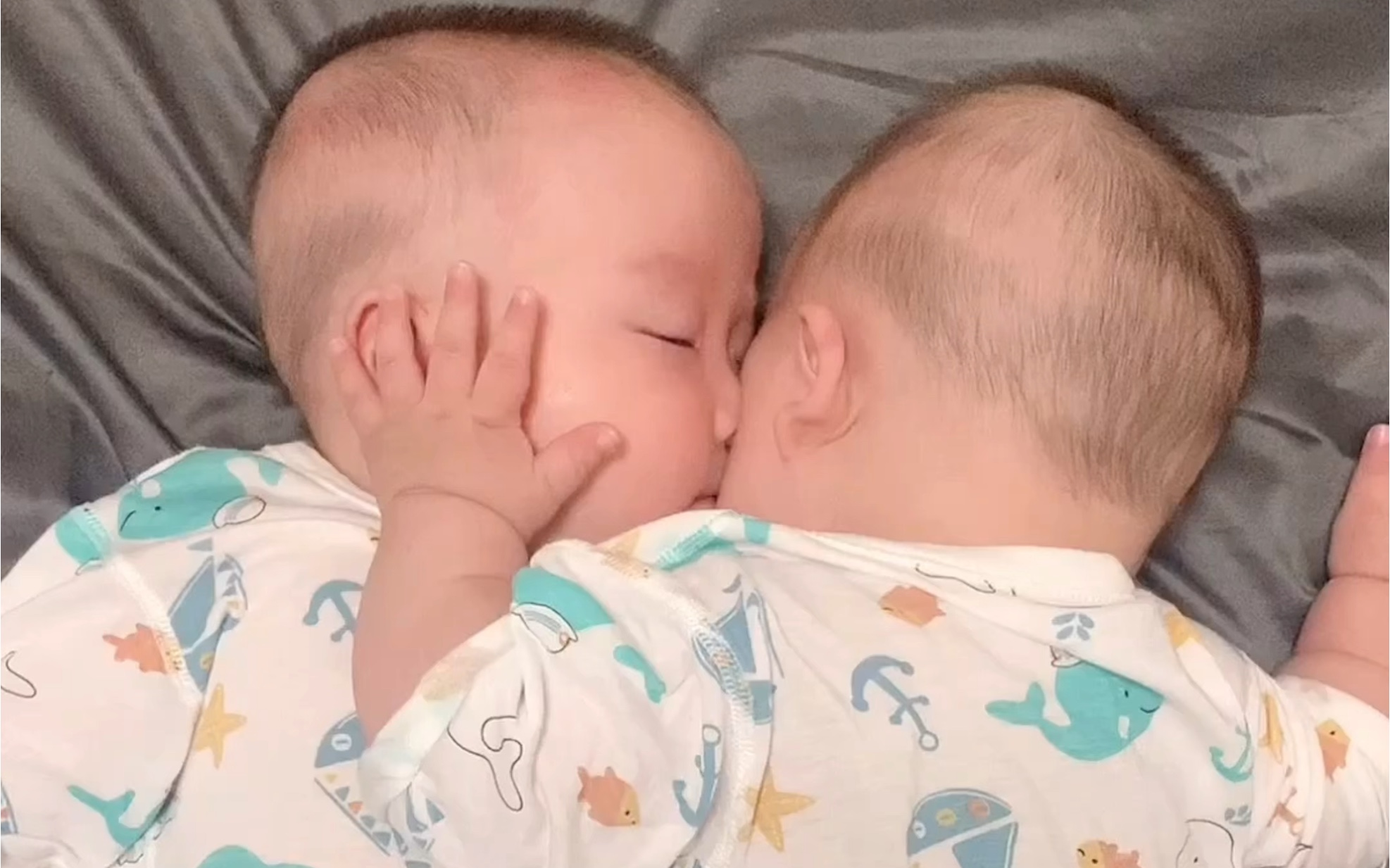来看看双胞胎宝宝每天都在一起做什么吧？