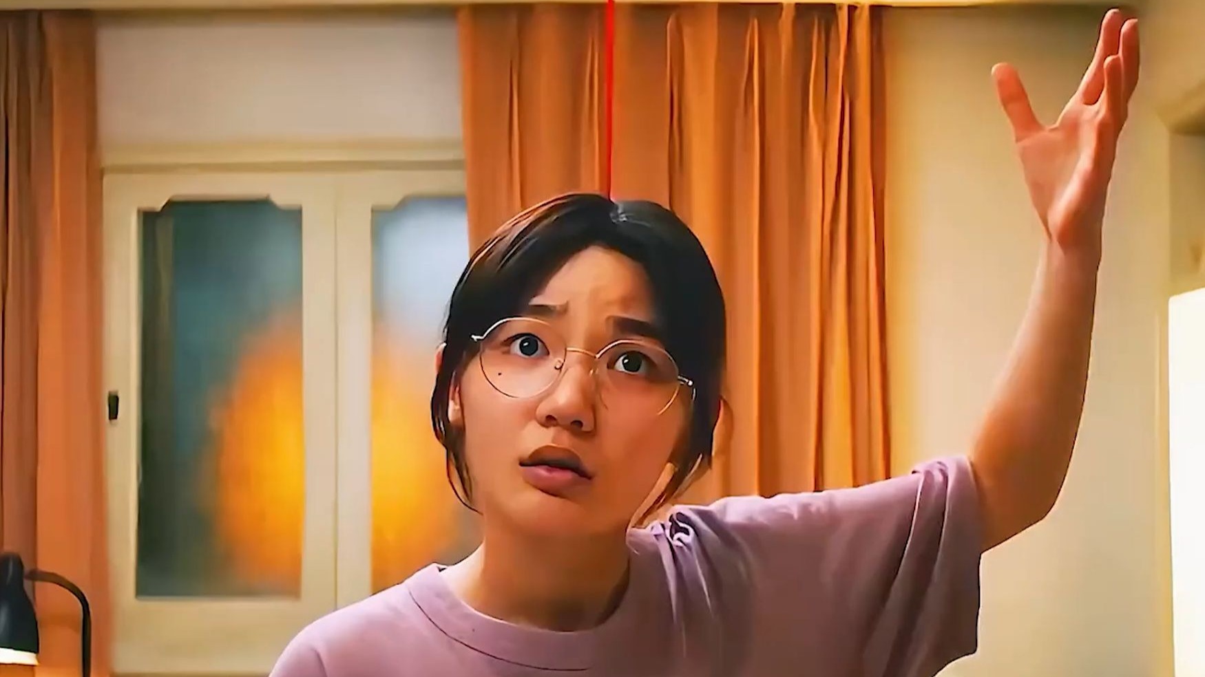 这个女孩发现了一件诡异的事，她的头上突然出现一个红线，然而却抓不到《sline》