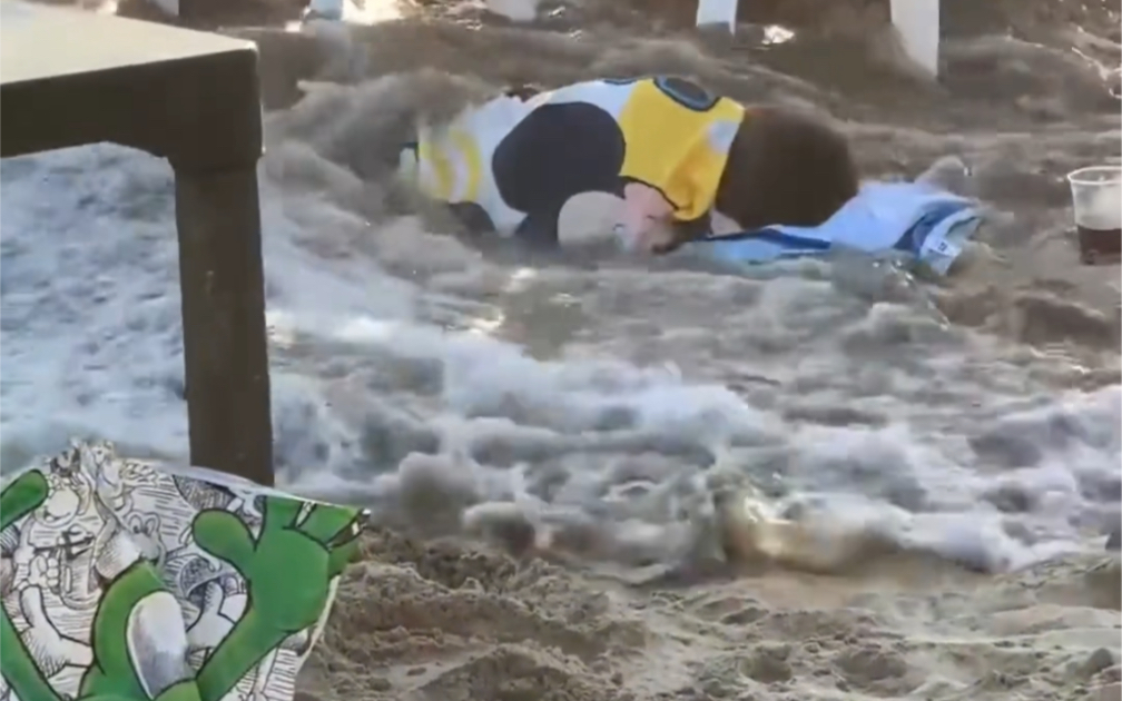 小男孩在沙滩上睡正香，突然涌来一阵潮水。孩子：还以为尿床了！