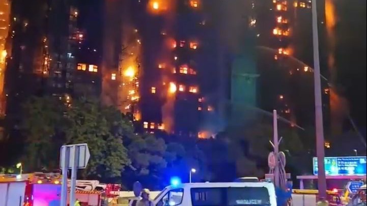 香港大埔大火晚上11点还在燃烧，现场哭声一片，简直人间炼狱