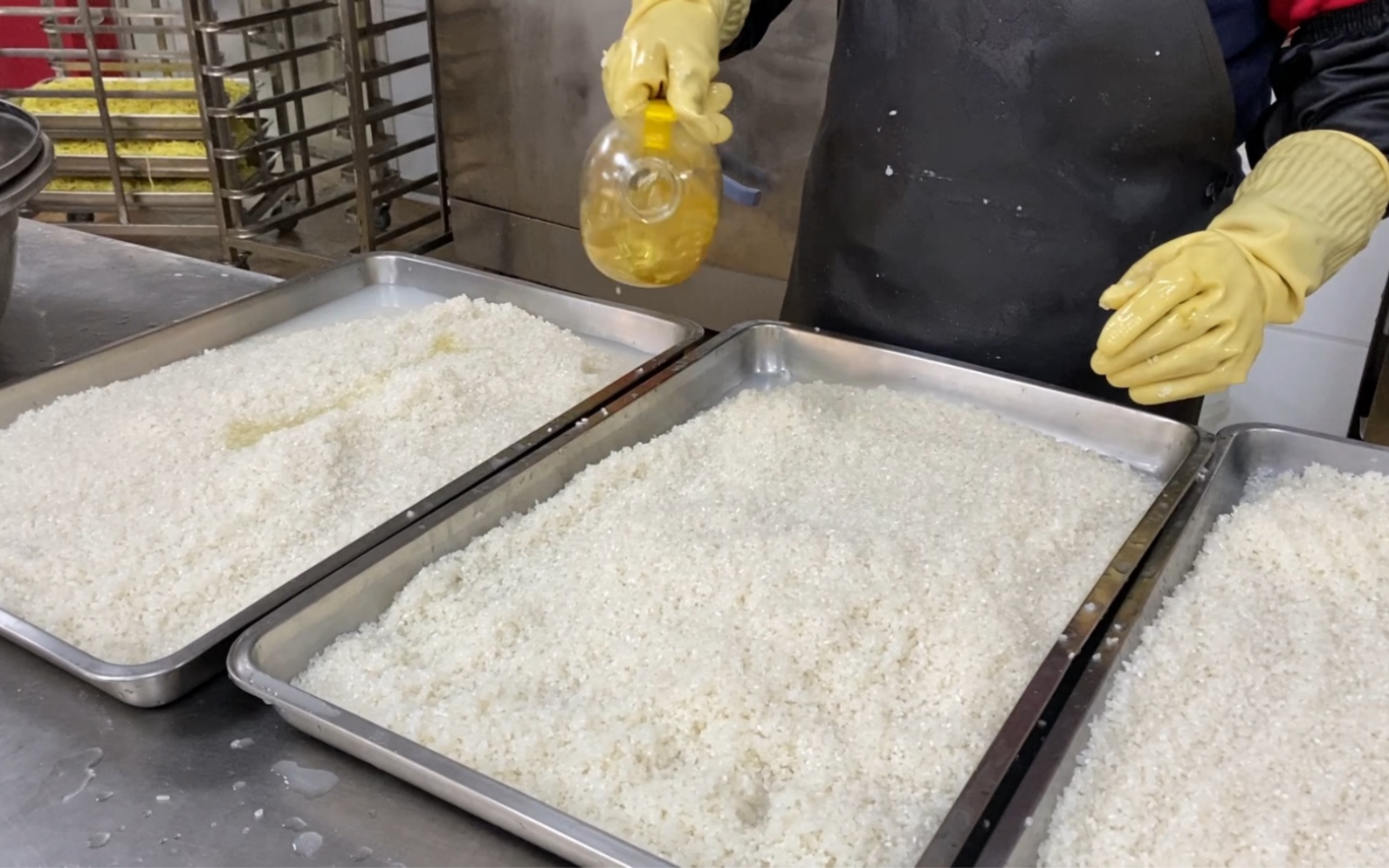 食堂里的蒸米饭很多人都做不好，看完视频你就知道了