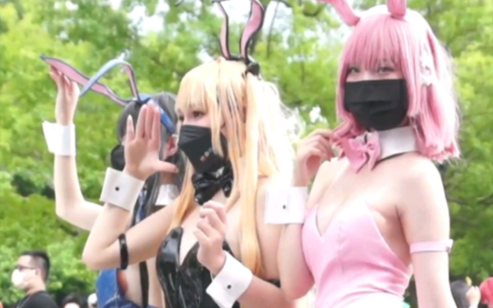 Comic-Con Bunny Girl cosplay