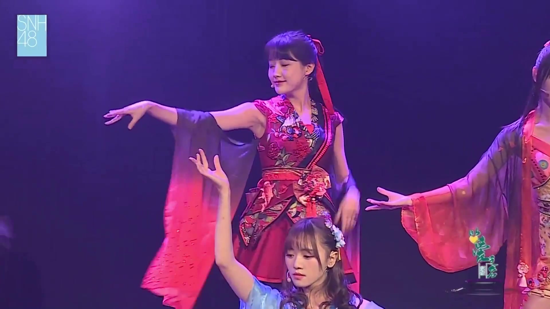 春夏秋冬 (音效加强版) (李艺彤 , 万丽娜 , 金莹玥