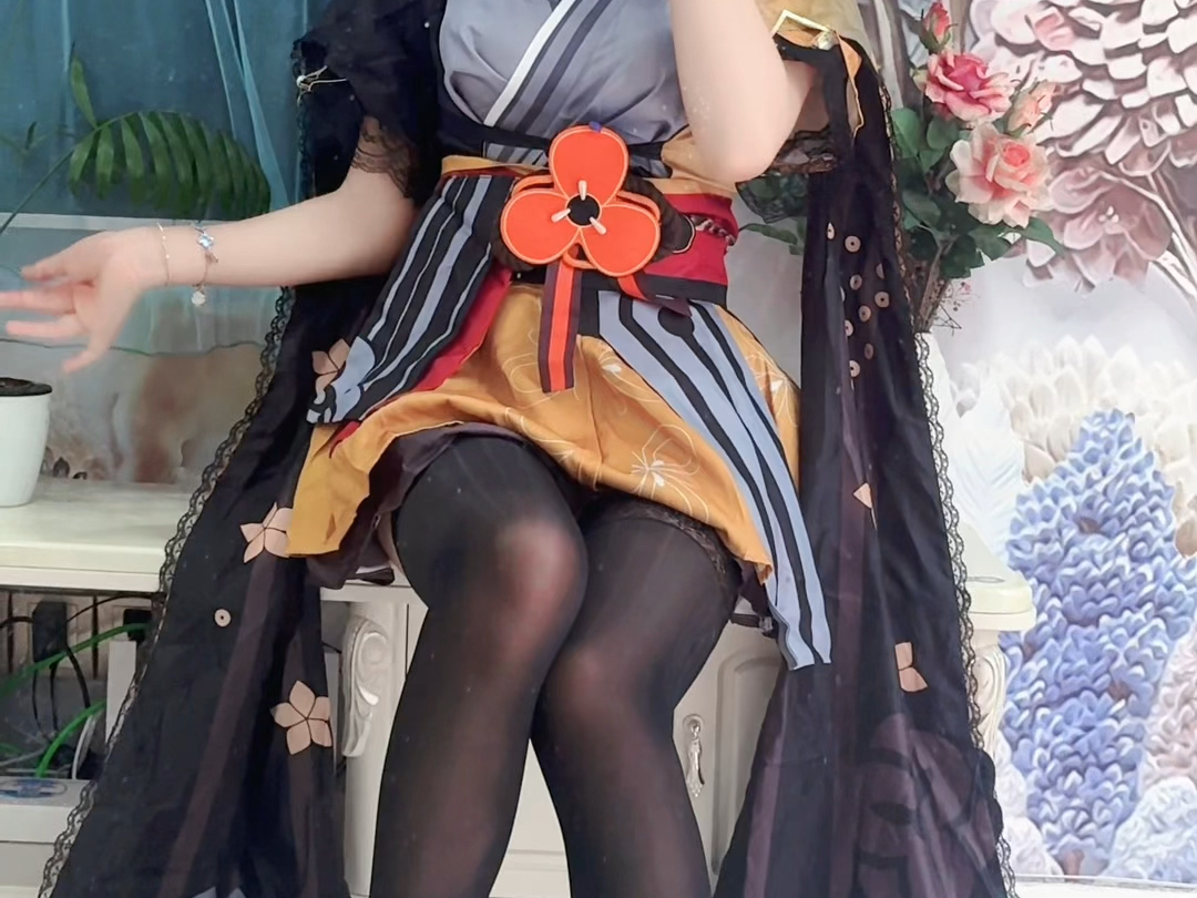 Thousands of woven black silk with sound