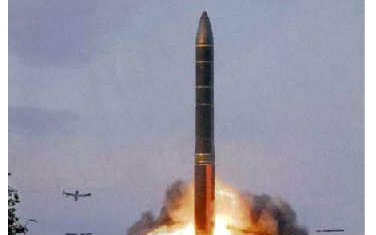 俄罗斯白杨-M战略核导弹发射画面