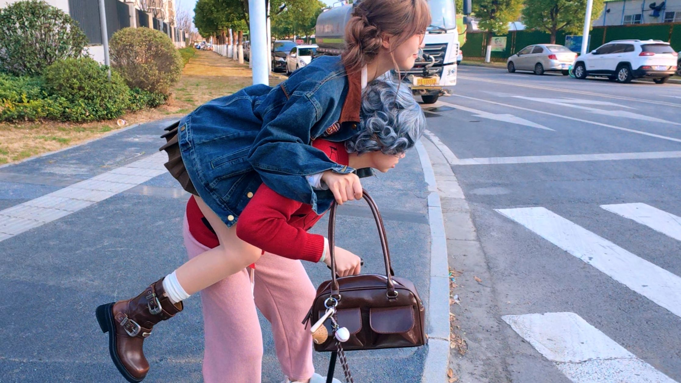 骑老奶奶过马路的真人游戏就离谱