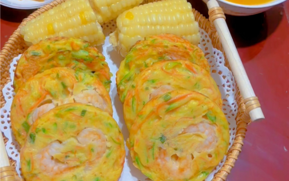 早餐虾仁蔬菜饼 简单营养又好吃，在这个晚秋的季节 再配上一碗南瓜小米粥，全家人吃着暖胃又暖心❤️