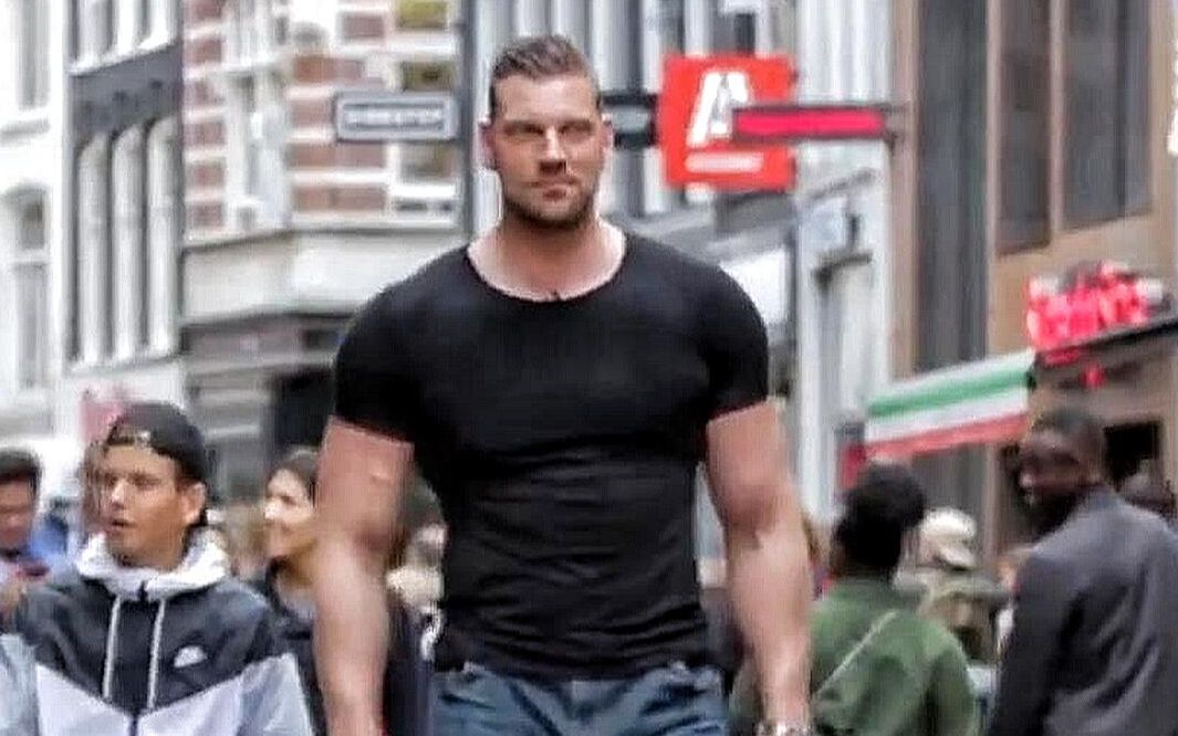 当世界上最高的肌肉巨人出现在了公共场合