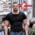 当世界上最高的肌肉巨人出现在了公共场合