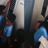 四小孩乘电梯瞬间从8楼掉到1楼，危急时刻二年级姐姐的举动暖哭众人