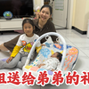 姐弟俩感情真好，闺女拿压岁钱给弟弟买礼物，把老母亲给感动坏了