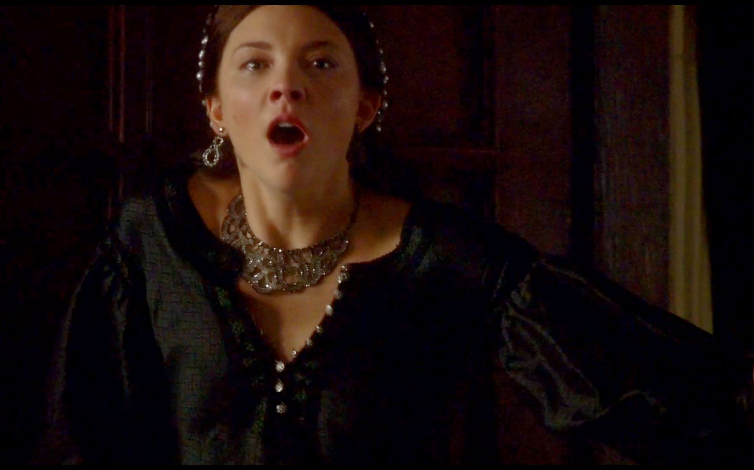 亨利八世与简西摩偷情，安妮博林捉奸，把自己气流产了