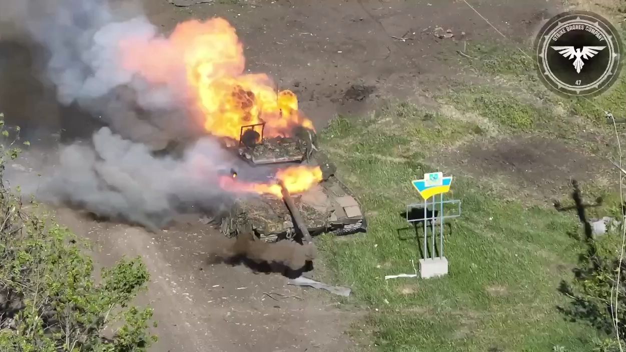 俄罗斯一辆T-90被FPV无人机猎杀 炮塔都被点燃了，头铁也扛不过多来几下