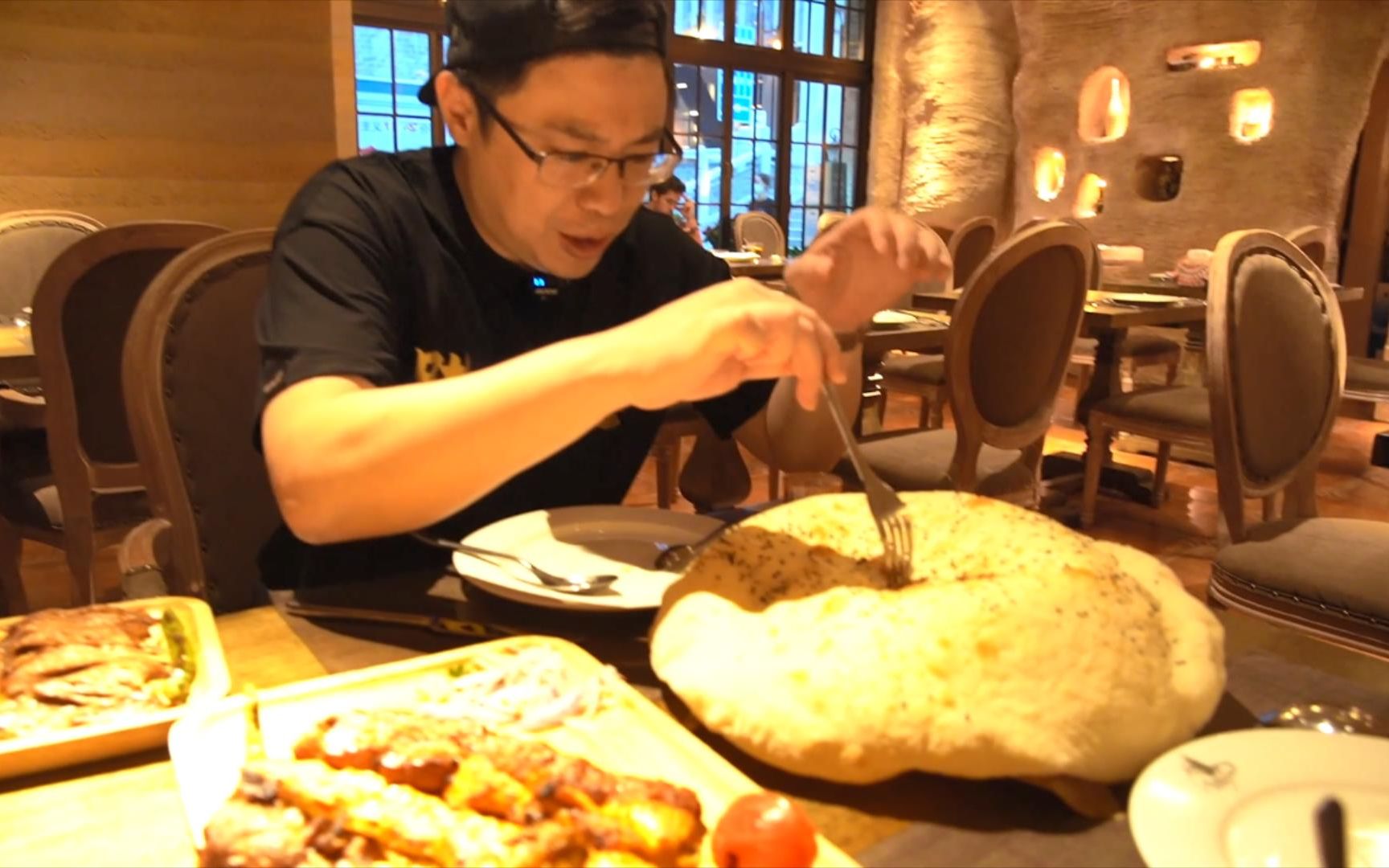 【品城记】探食“广州zui好吃的土耳其餐厅”，明明大部分都是碳水，但跟平时吃的碳水又好像不太一样……