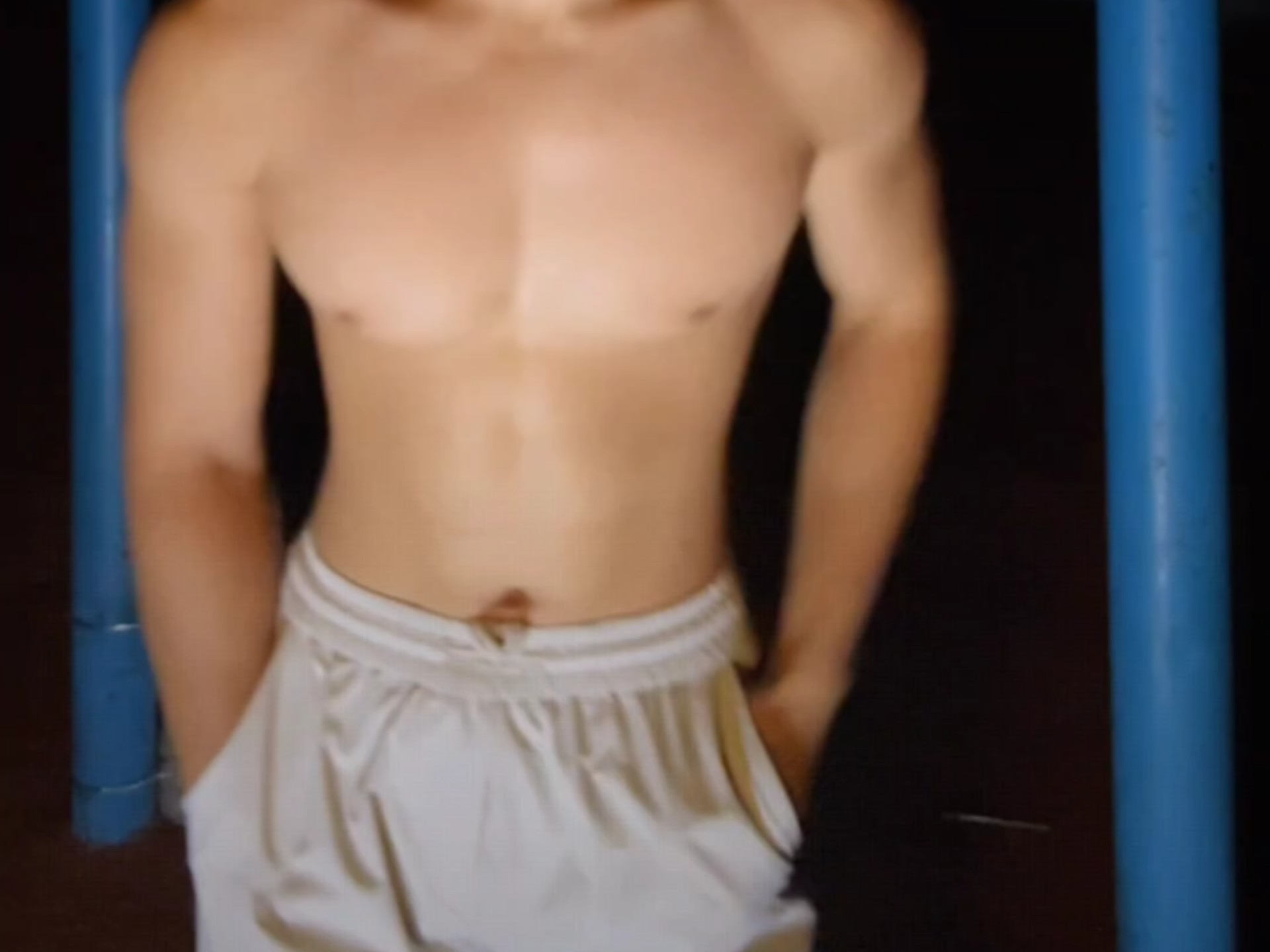 户外深夜直播的可爱肌肉男