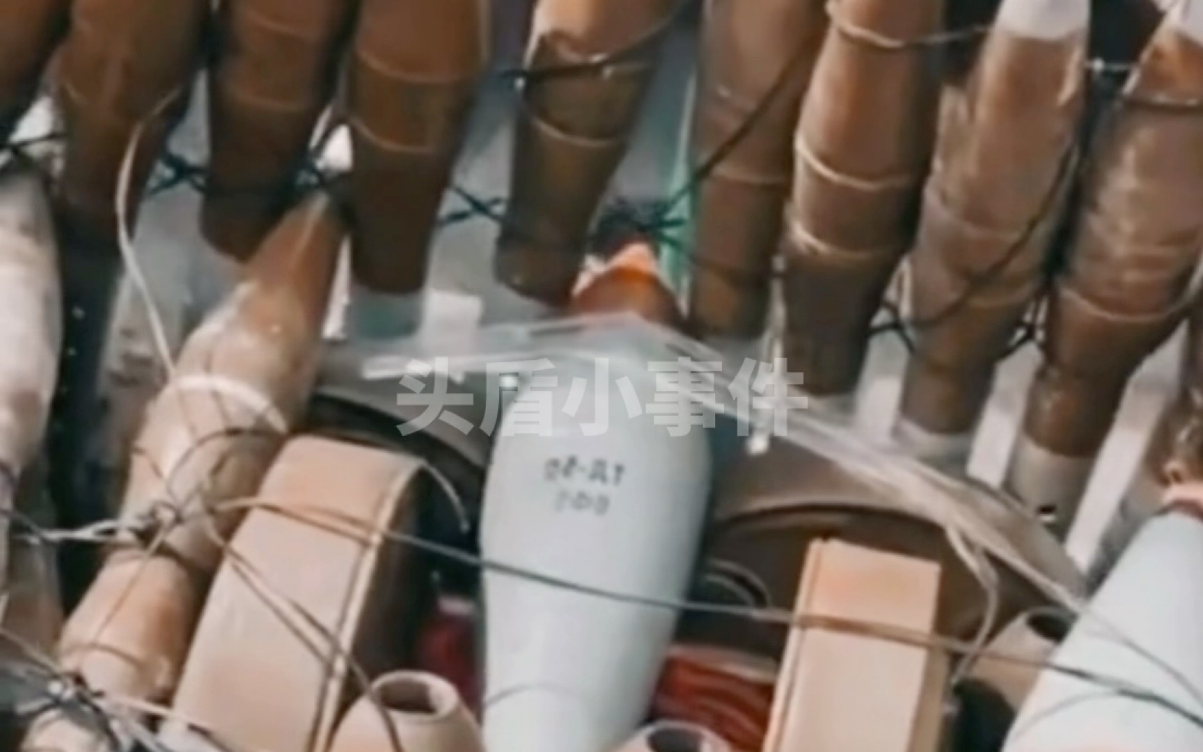 自爆装甲 俄军的“自爆坦克”深深的轰动了乌军 乌军展示了自行研发的自爆车内部弹药结构并实操了一发