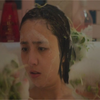 女孩独自在家洗澡，浴缸里突然出现奇怪的东西，真相令她难以接受